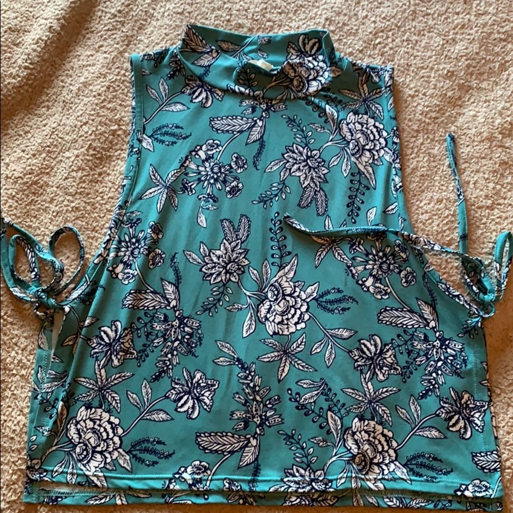 Caution to the wind crop top size small floral